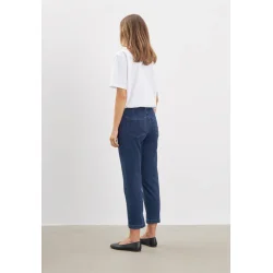 Kvinde viser pasform p Laurie Piper Crop jeans med lommer og bltestropper