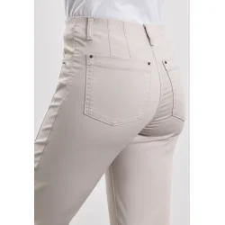 Bagvisning af Laurie Piper bukser i sand med lommer og bltestropper