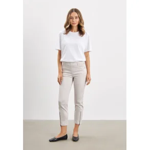 Kvinde ifrt Laurie Piper bukser i sandfarvet 7/8 lngde med lynlsdetaljer ved buksebenene