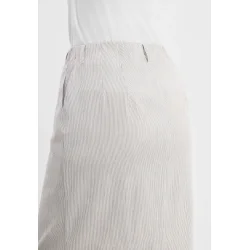 N�rbillede af bagsiden og m�nsteret p� Simone nederdel