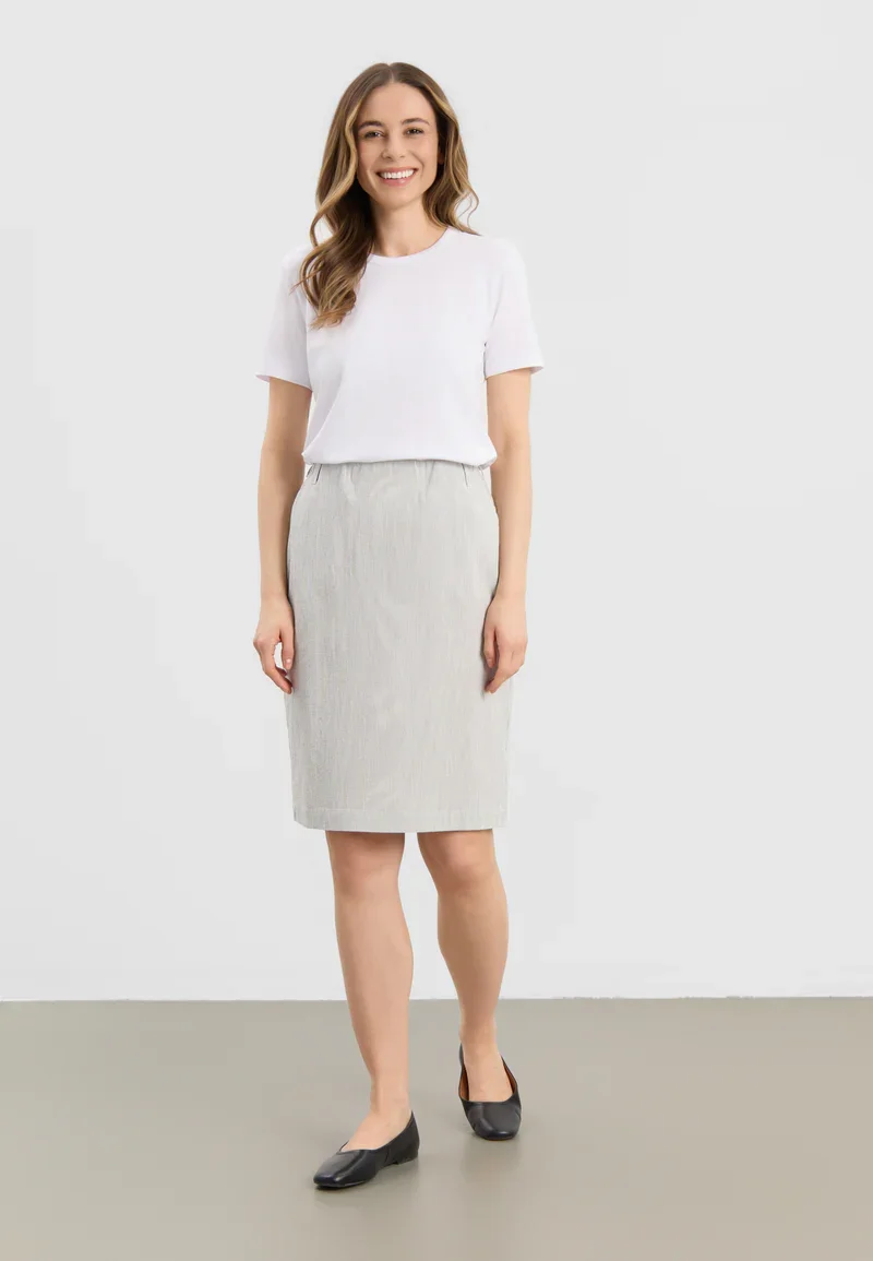 Hvidstribet LAURIE Simone nederdel vist p� model forfra