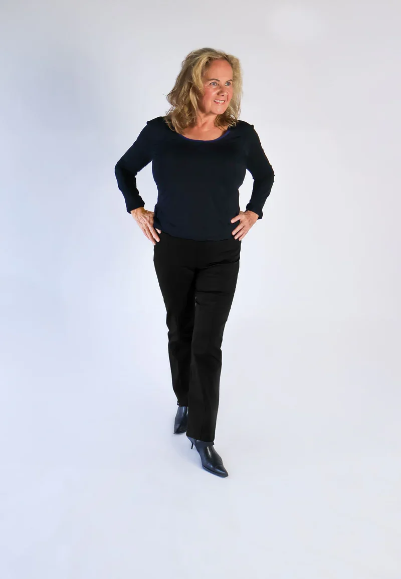 Sorte LAURIE Slender bukser i melleml�ngde vist forfra p� model