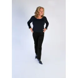 Sorte LAURIE Slender bukser i melleml�ngde vist forfra p� model