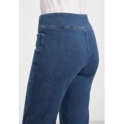 T�t p� pasformen over bagdelen p� LAURIE Thea denimbukser