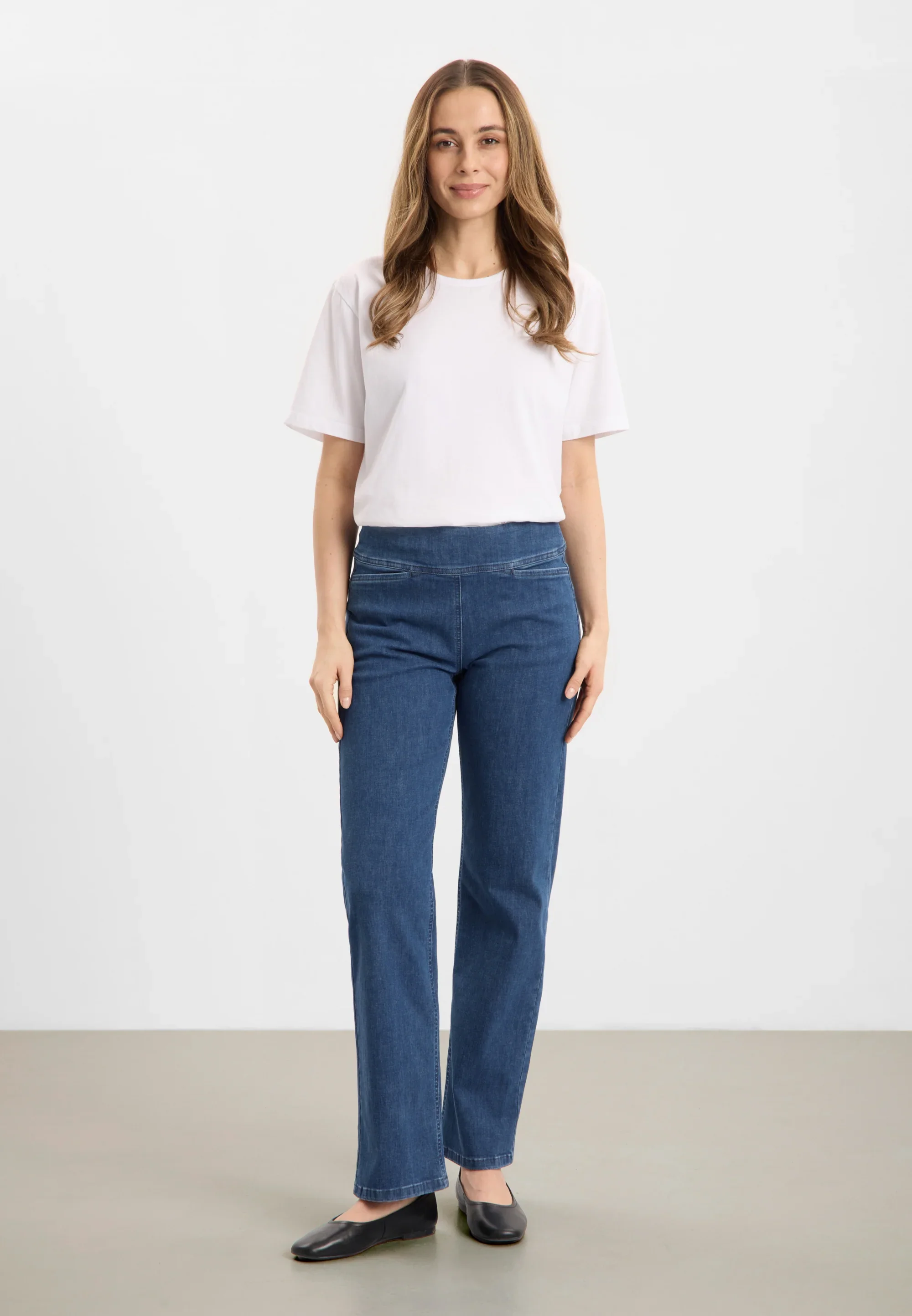 Klassiske bl� LAURIE Thea denimbukser med lige ben vist p� model