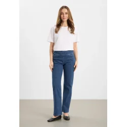 Klassiske bl� LAURIE Thea denimbukser med lige ben vist p� model