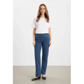 Klassiske bl� LAURIE Thea denimbukser med lige ben vist p� model