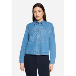 Model i en lys cowboyjakke med diskret glimmer p� lommerne og guldknapper.