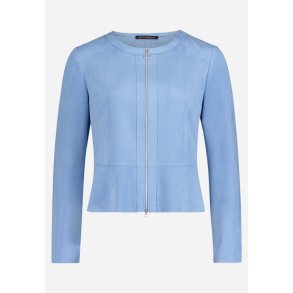 Lysebl� kort blazerjakke i fake ruskind vist forfra p� hvid baggrund.