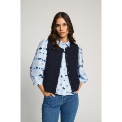 Model i den l�se lysebl� skjortebluse fra Micha kombineret med m�rke bukser.