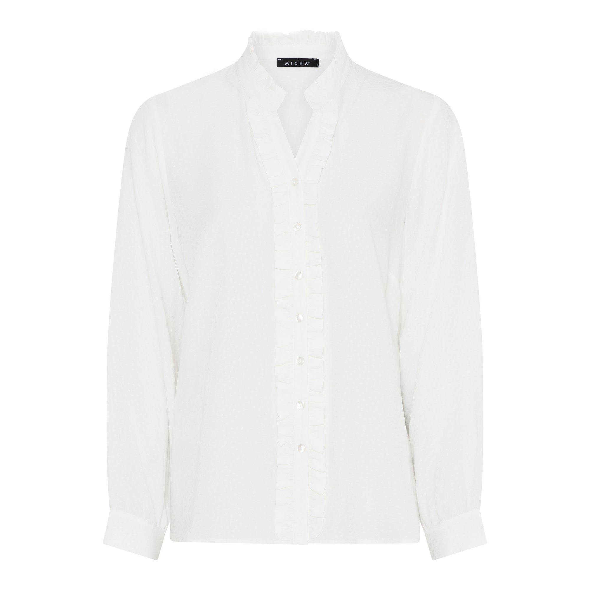 Off-white bluse fra Micha med V-hals, fl�ser ved kraven og diskret prikm�nster vist forfra.