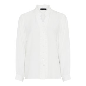 Off-white bluse fra Micha med V-hals, fl�ser ved kraven og diskret prikm�nster vist forfra.