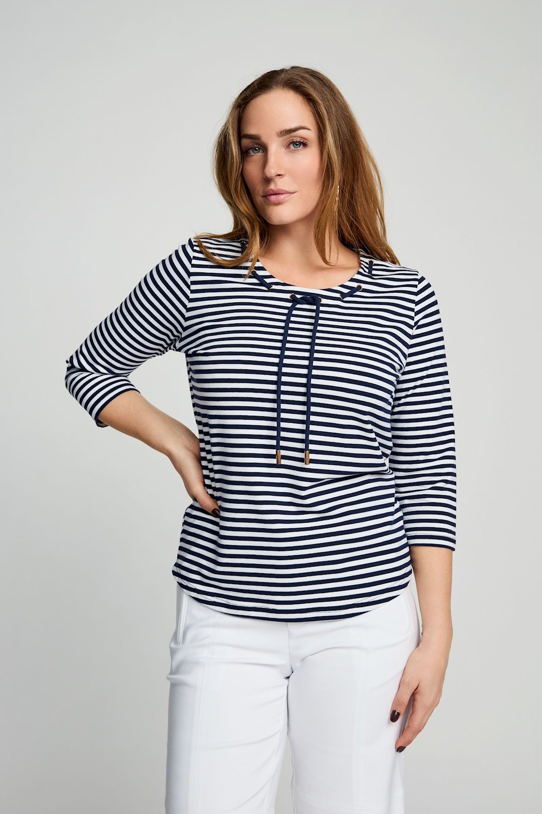 Stribet navy og hvid Micha bluse med bindedetalje vist p� model