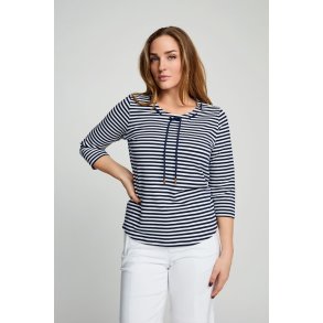 Stribet navy og hvid Micha bluse med bindedetalje vist p� model
