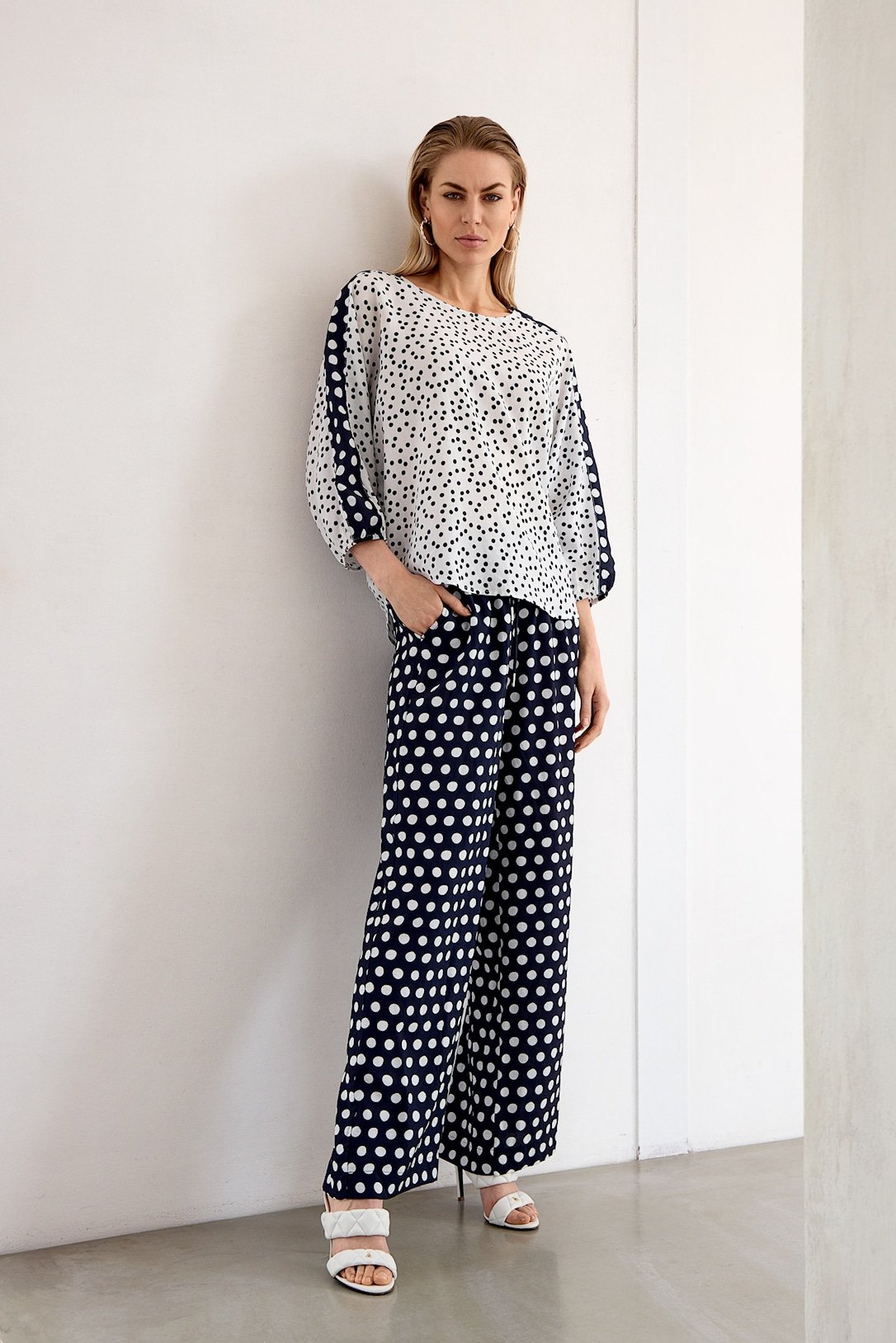 Navy bl� Micha bukser med hvide prikker og bindeb�nd vist p� model