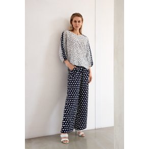 Navy bl� Micha bukser med hvide prikker og bindeb�nd vist p� model