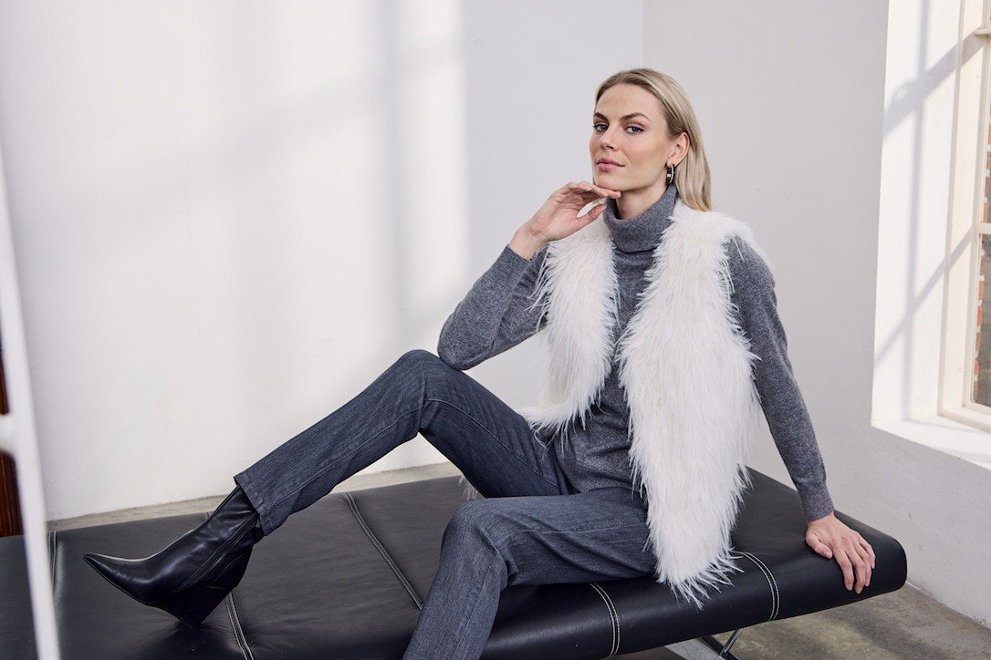 Model if�rt den hvide cremefarvede fake fur vest fra Micha kombineret med jeans.