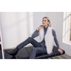 Model if�rt den hvide cremefarvede fake fur vest fra Micha kombineret med jeans.