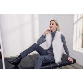 Model if�rt den hvide cremefarvede fake fur vest fra Micha kombineret med jeans.