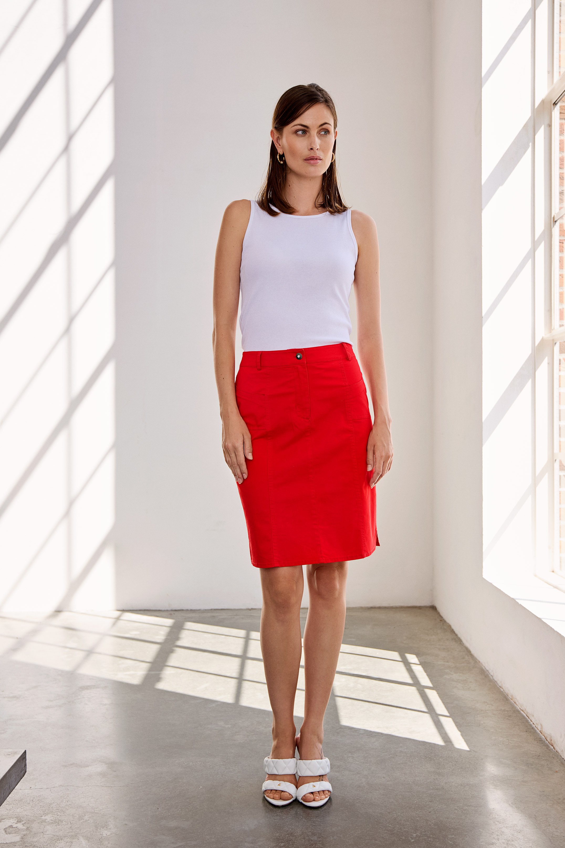 Flot r�d Micha nederdel i bomuld vist p� model