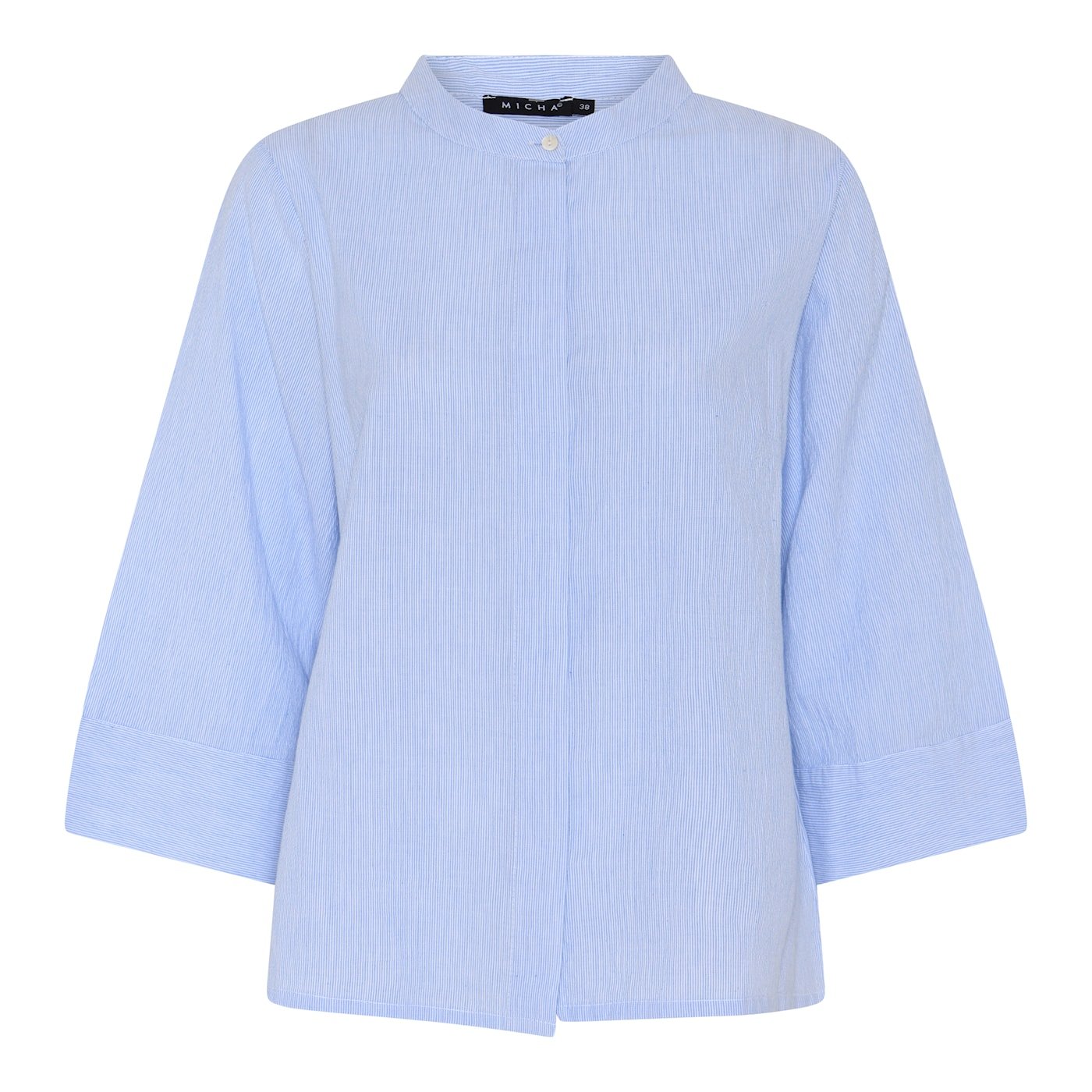 Stribet Micha skjortebluse i lysebl� og hvid med kinakrave og trekvart �rmer