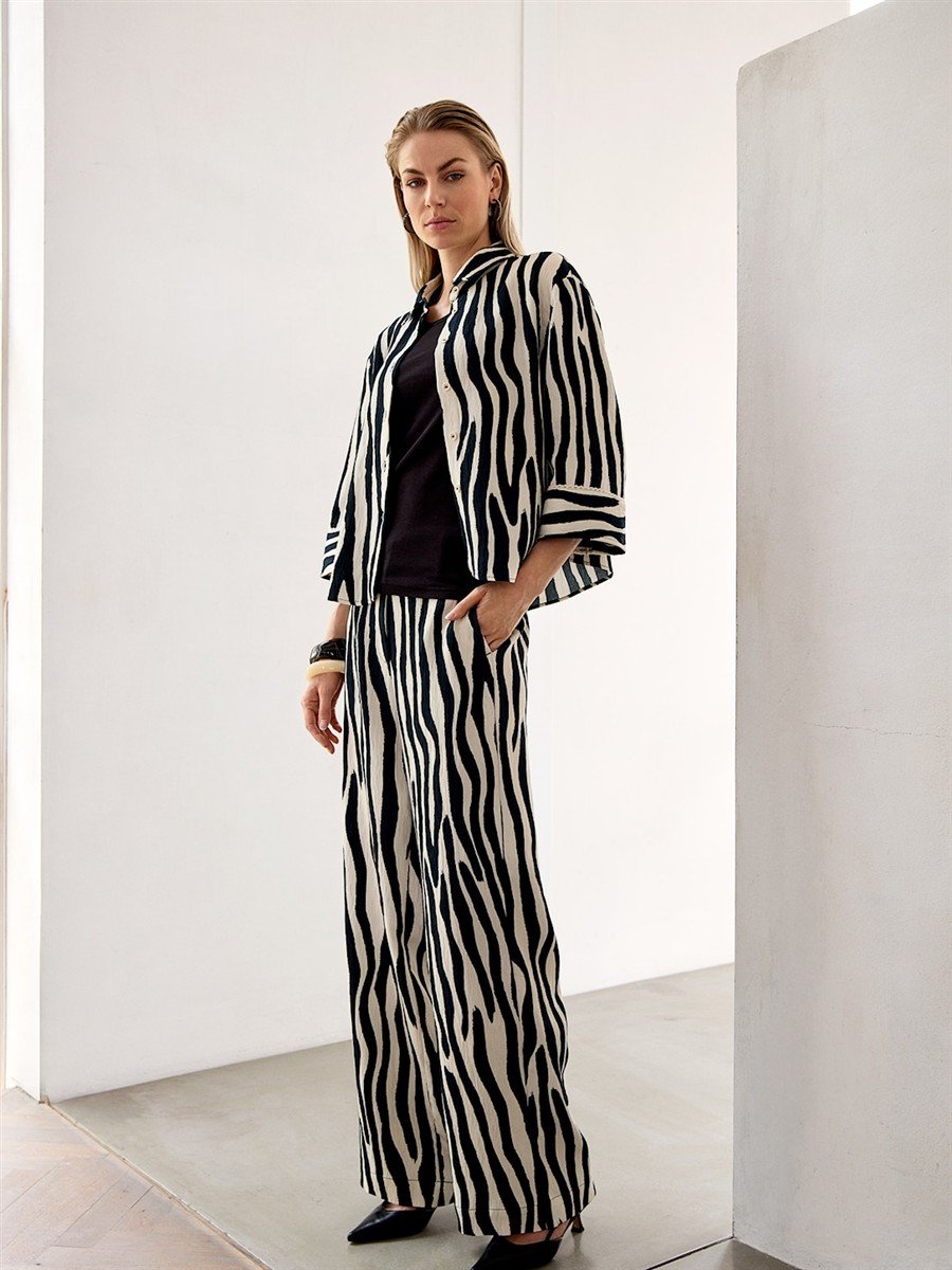 Kort Micha skjortebluse med zebra-print i sort og creme p� model