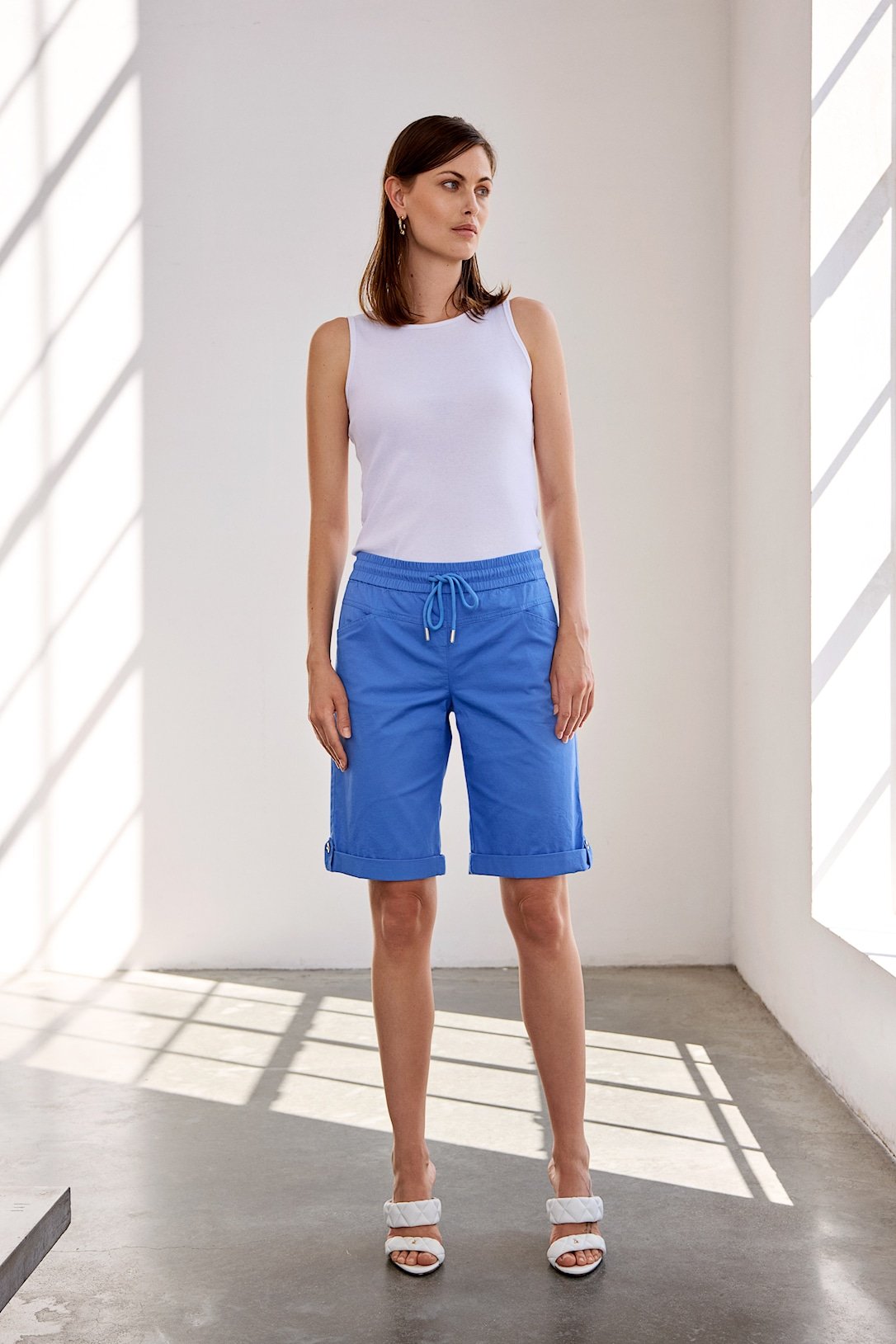 Bl� sporty Micha shorts i bomuld vist p� model forfra