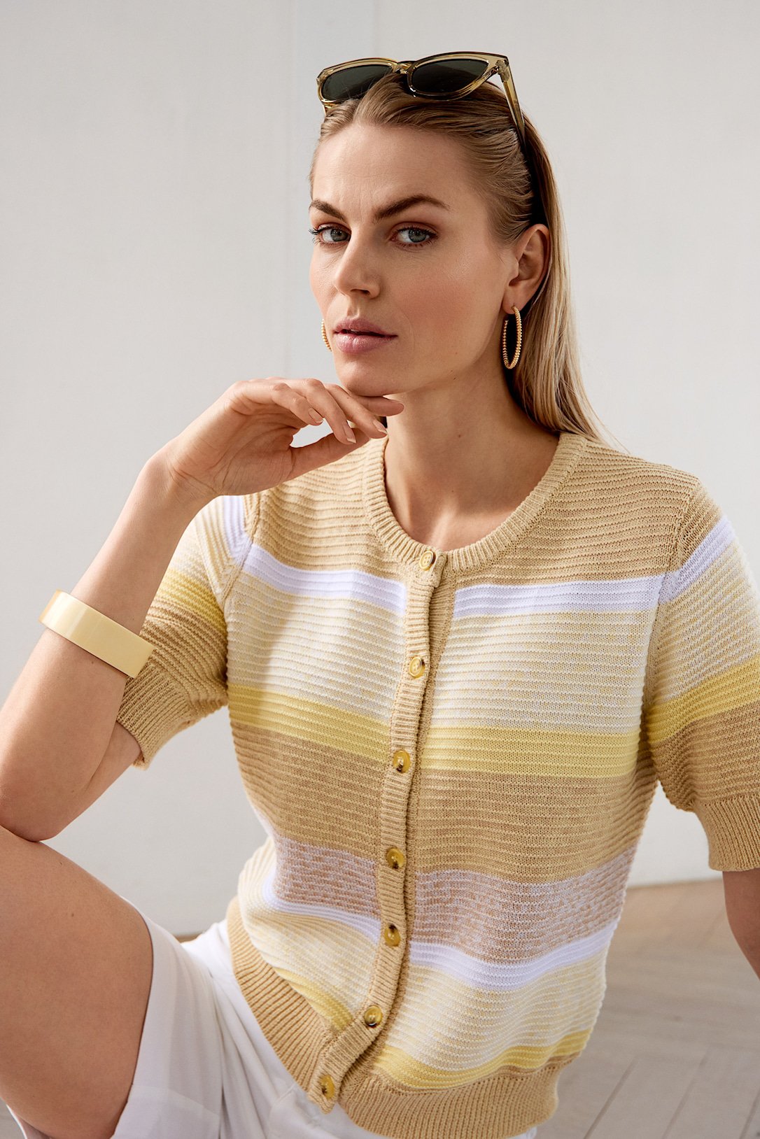 Stribet Micha strikcardigan i gule nuancer vist p� model