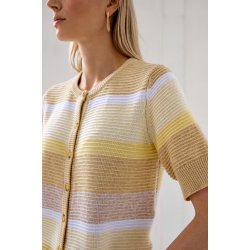 N�rbillede af strikm�nster og knapper p� den gule Micha cardigan