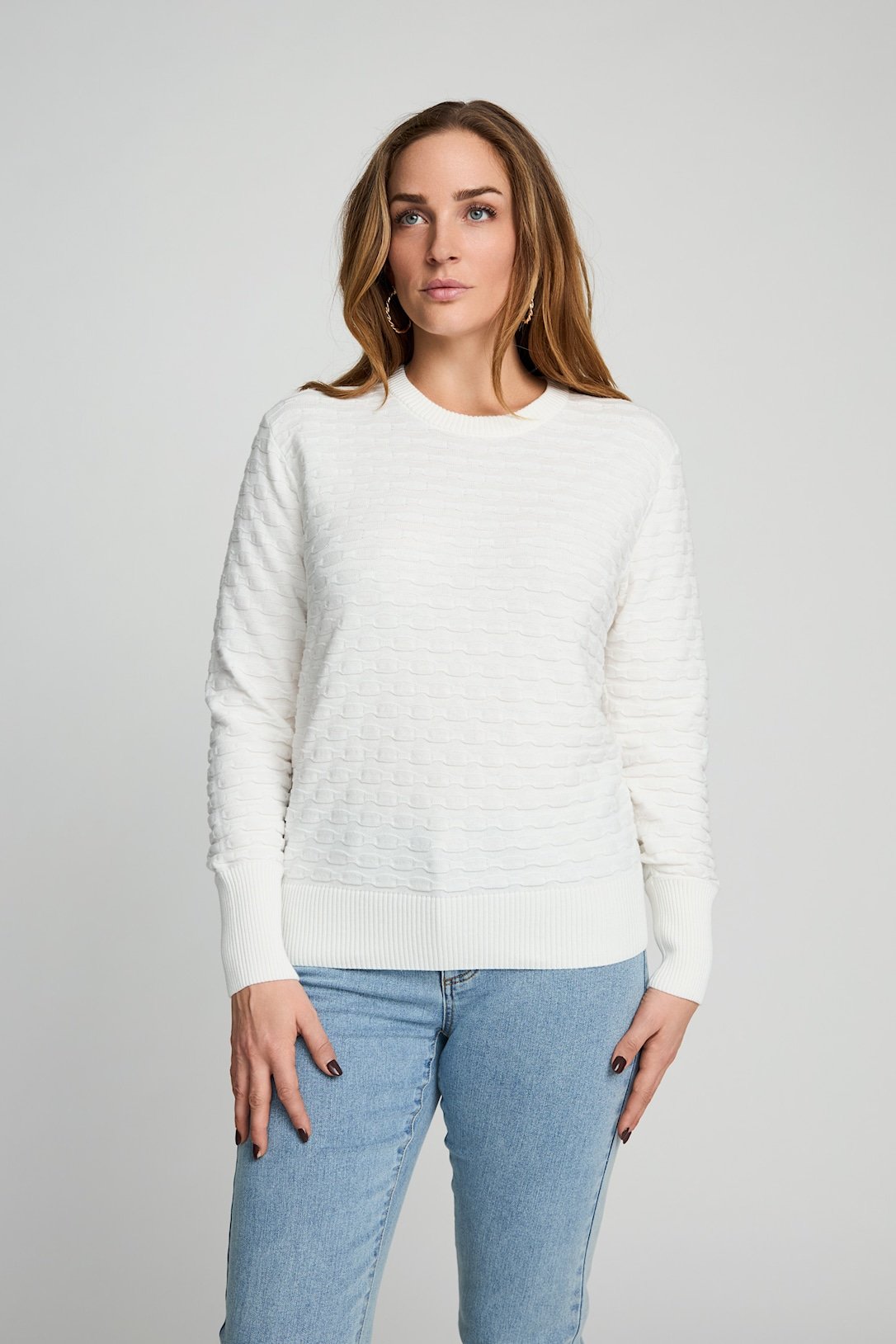 Hvid Micha strikbluse i 100% bomuld med fin struktur vist p� model