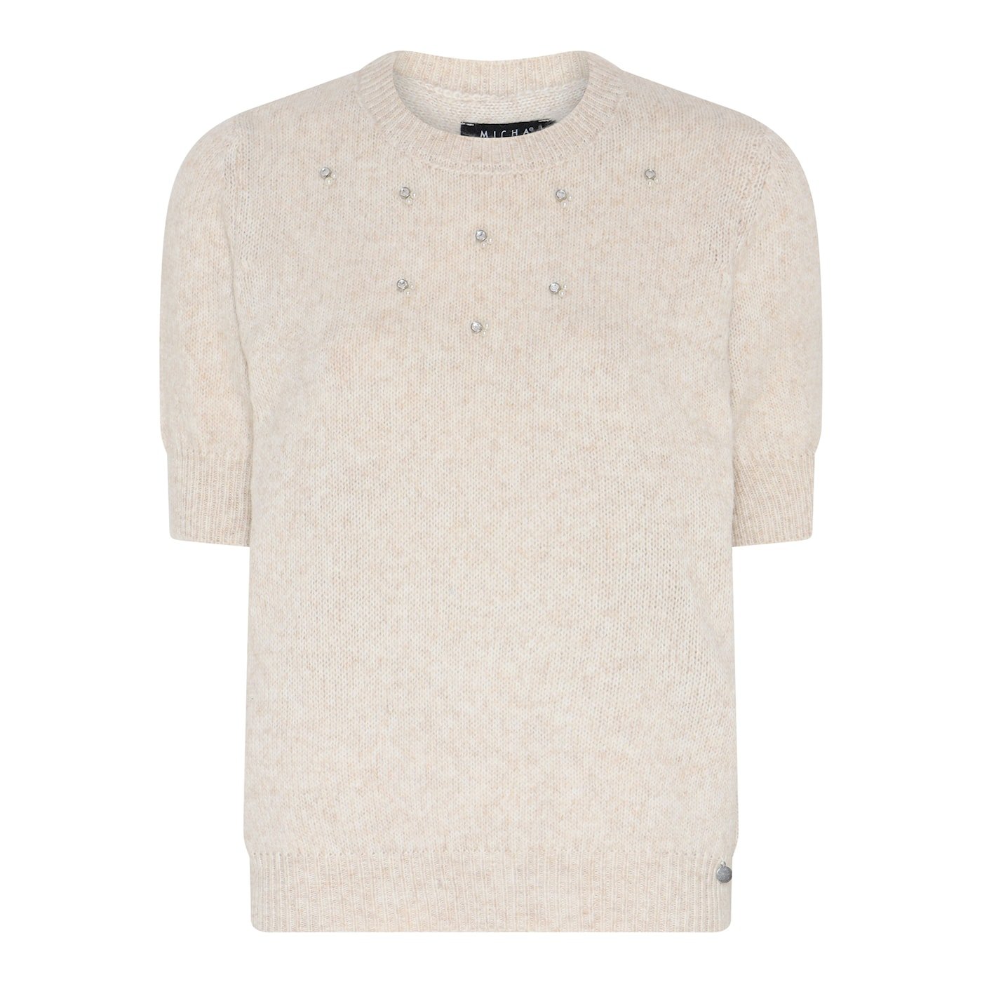 Kort�rmet lys sandfarvet meleret strikbluse fra Micha med rund hals og fine glitrende pyntesten, vist p� model