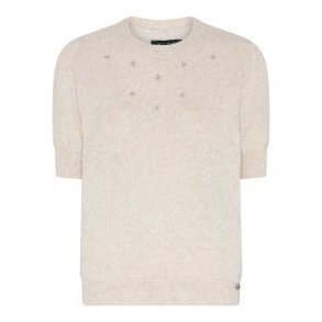 Kort�rmet lys sandfarvet meleret strikbluse fra Micha med rund hals og fine glitrende pyntesten, vist p� model