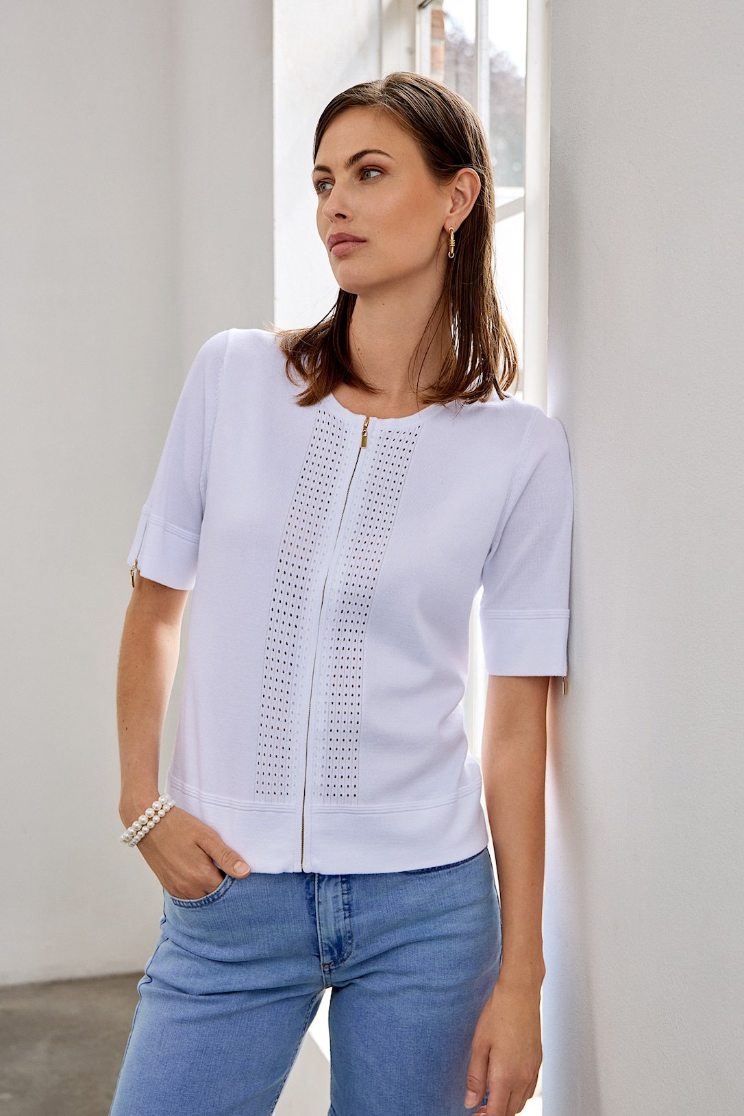 Hvid Micha strik t-shirt med gennemg�ende guldlynl�s vist p� model