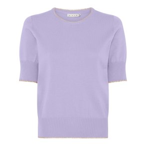 Feminin lavendelfarvet Micha strik t-shirt med sandfarvede detaljer og puff�rmer