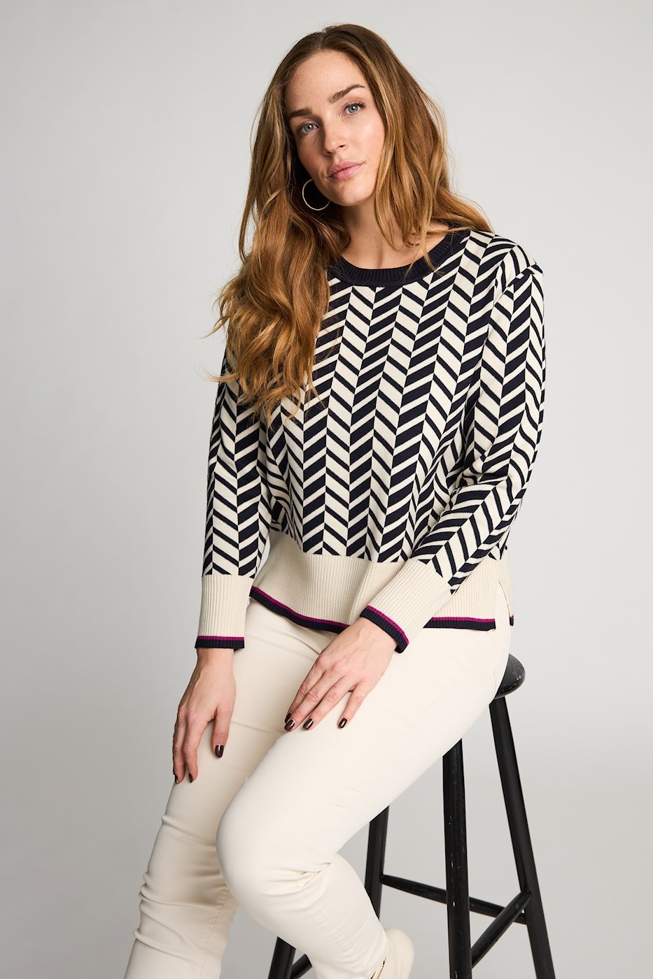 Lys sandfarvet strikpullover fra Micha med navy zigzag og r�d stribe, vist p� model