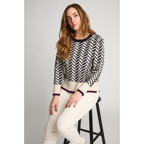 Lys sandfarvet strikpullover fra Micha med navy zigzag og r�d stribe, vist p� model