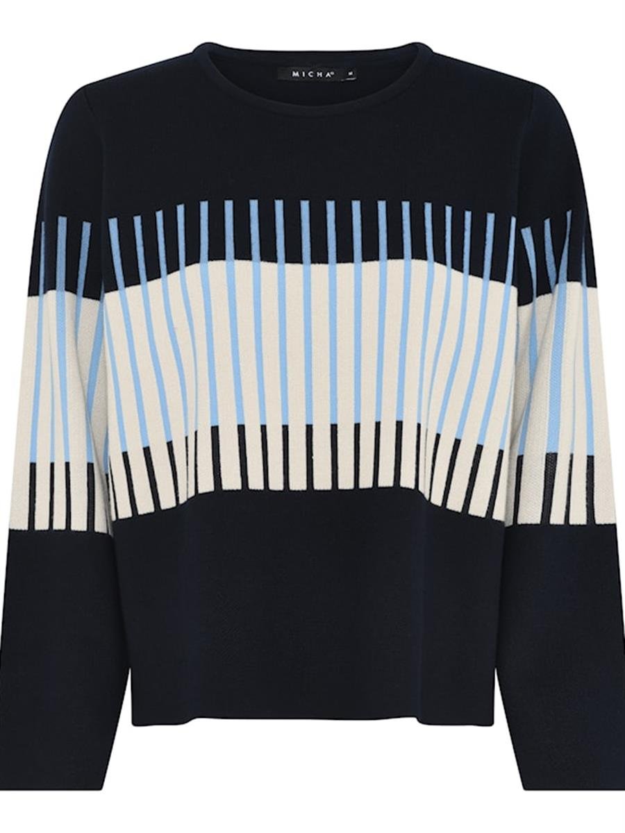 M�rkebl� strikbluse fra Micha med rundt hals og et fint lodret m�nster i lysebl� farver