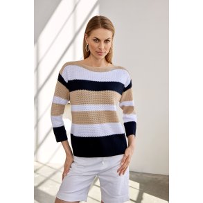 Stribet Micha strikbluse i beige, navy og hvid vist p� model