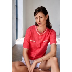 Koralfarvet Micha strikcardigan med beige b�lgede kanter vist p� model