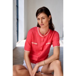 Koralfarvet Micha strikcardigan med beige b�lgede kanter vist p� model