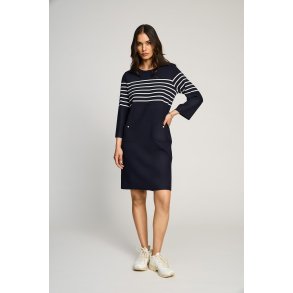 Model i en flot navy strikkjole fra Micha med hvide striber ved brystet og 3/4 �rmer.