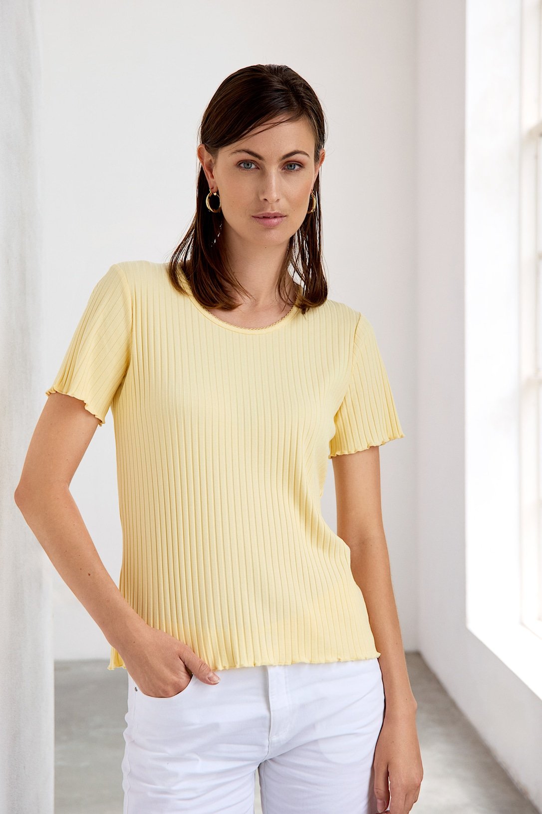 Str�lende gul Micha t-shirt i bl�d ribkvalitet vist p� model