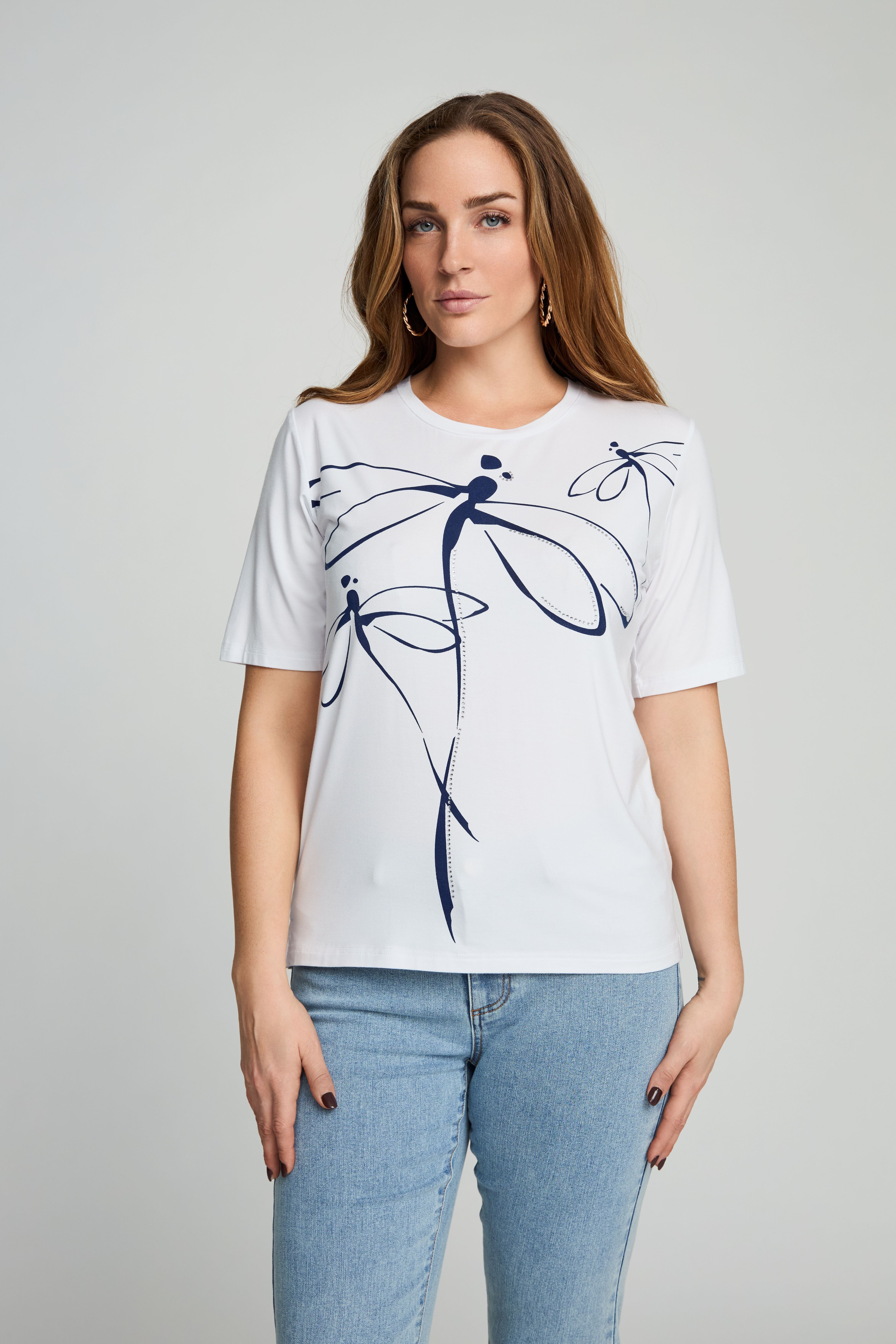 Hvid Micha t-shirt med dekorativt feminint print foran ses p� model