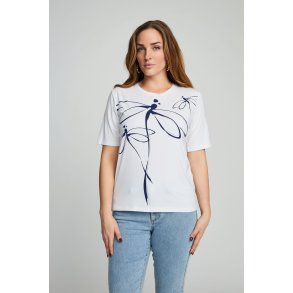 Hvid Micha t-shirt med dekorativt feminint print foran ses p� model