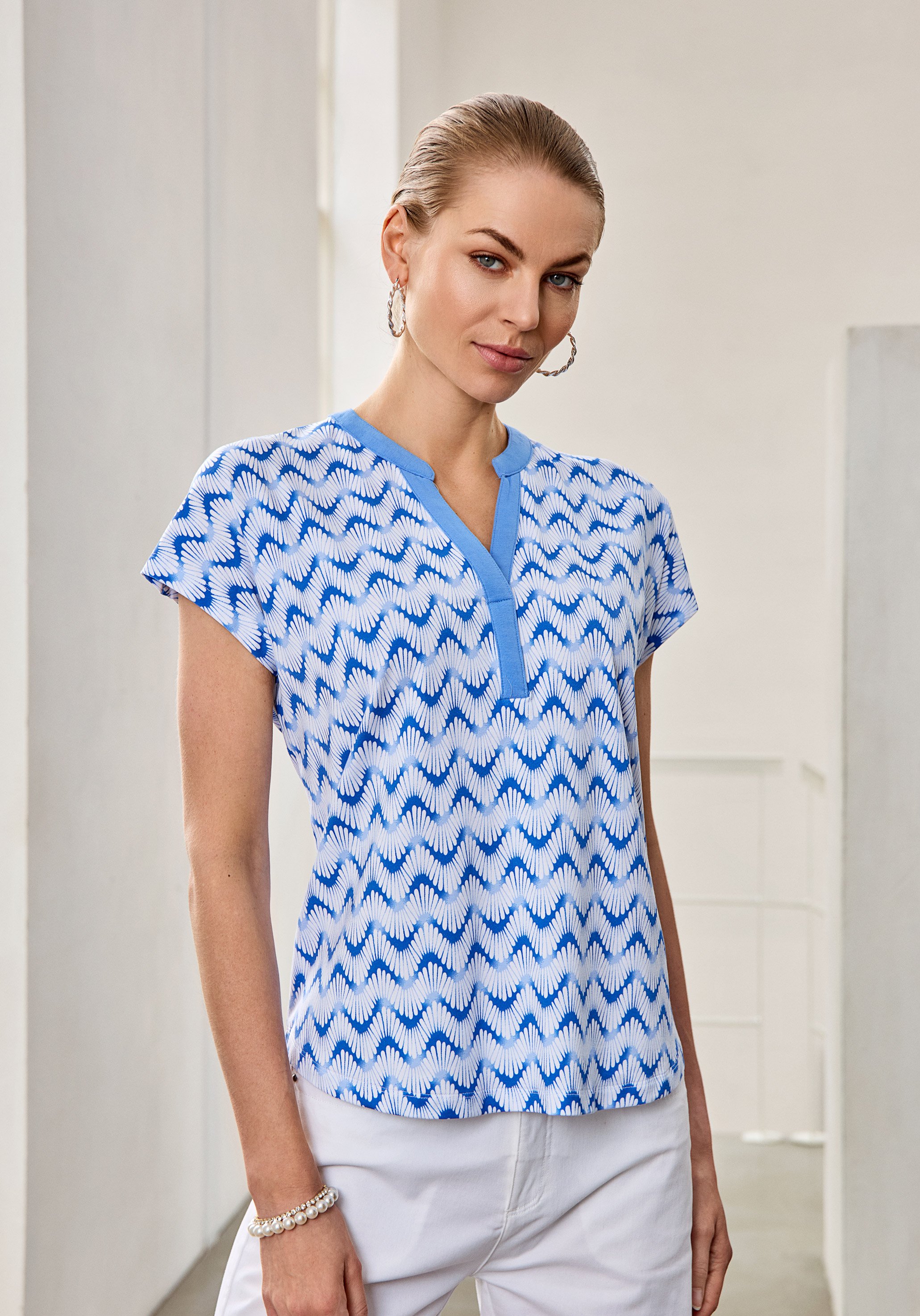 Hvid Micha sommer t-shirt med lysebl�t b�lgeprint vist p� model