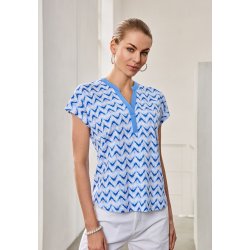 Hvid Micha sommer t-shirt med lysebl�t b�lgeprint vist p� model