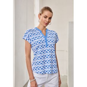 Hvid Micha sommer t-shirt med lysebl�t b�lgeprint vist p� model