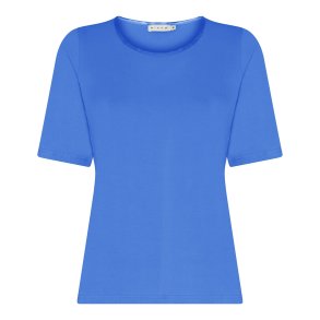 Klassisk bl� Micha t-shirt med fin satinkant i halsudsk�ringen vist p� model