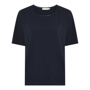 Klassisk navy bl� Micha t-shirt med fin satinkant i halsudsk�ringen vist p� model