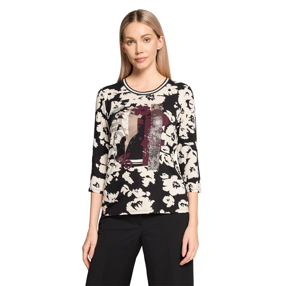 Model i m�nstret bluse med 3/4 �rmer, blomsterprint og rund hals. Vist forfra